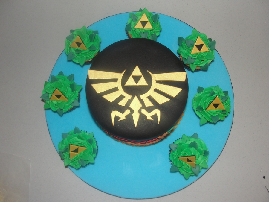 900_8040276s3J_legend-of-zelda-cake-amp-triforce-cupcakes.jpg